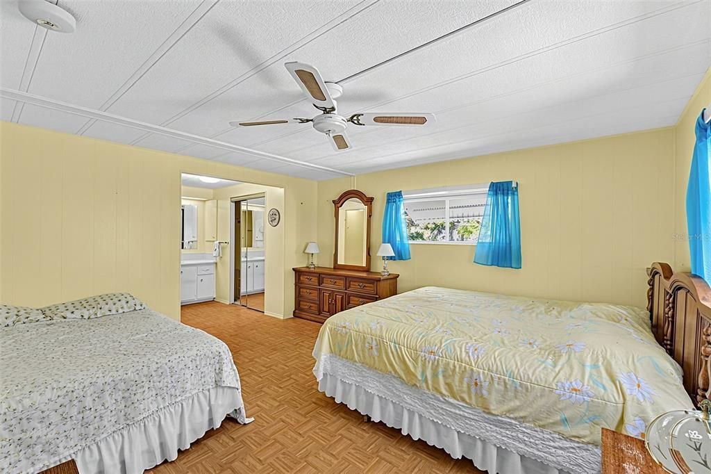 Active With Contract: $135,000 (2 beds, 2 baths, 1368 Square Feet)