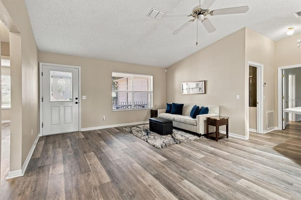 На продажу: $389,900 (3 спален, 2 ванн, 1527 Квадратных фут)