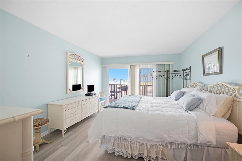 For Sale: $695,000 (2 beds, 2 baths, 1110 Square Feet)