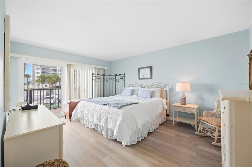 For Sale: $695,000 (2 beds, 2 baths, 1110 Square Feet)
