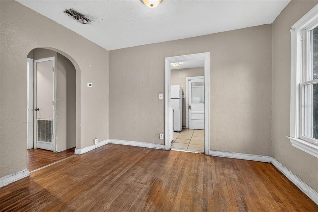 For Sale: $185,000 (2 beds, 1 baths, 1080 Square Feet)