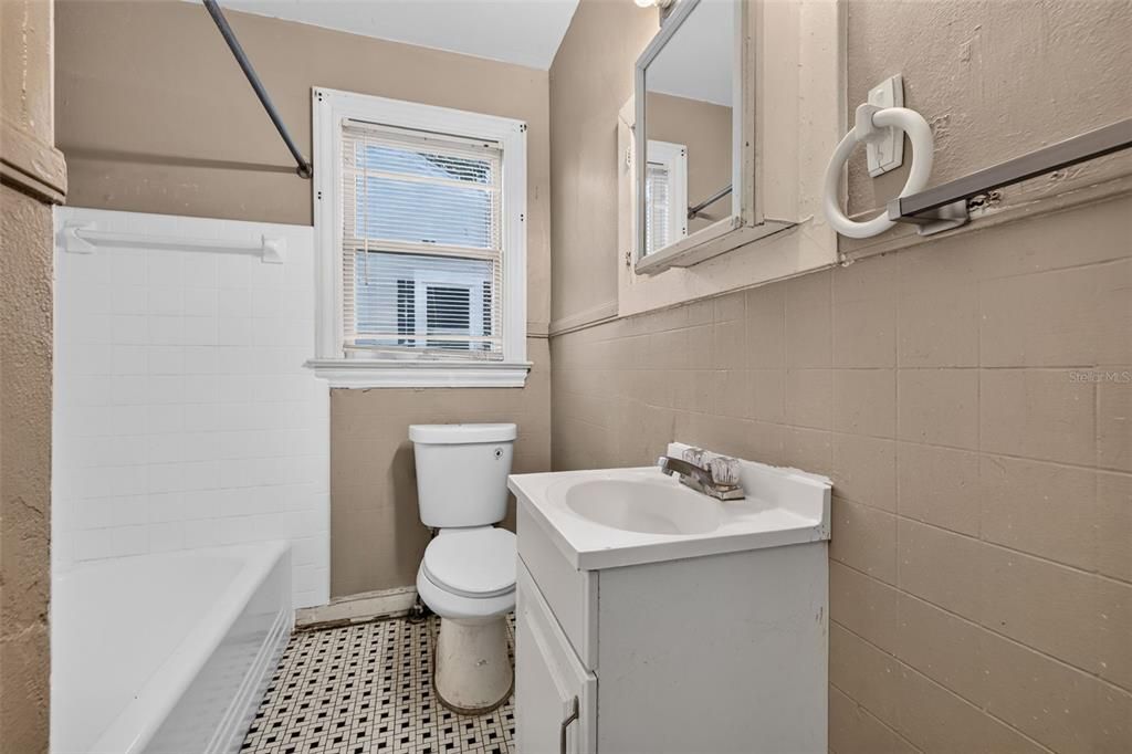 For Sale: $185,000 (2 beds, 1 baths, 1080 Square Feet)