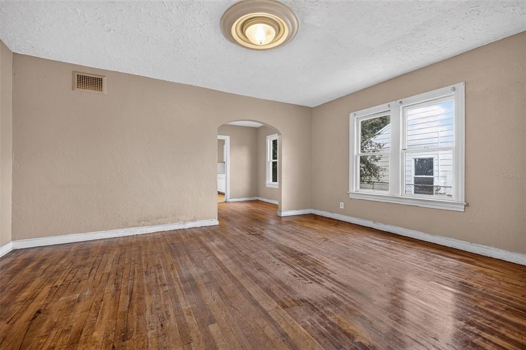 For Sale: $185,000 (2 beds, 1 baths, 1080 Square Feet)