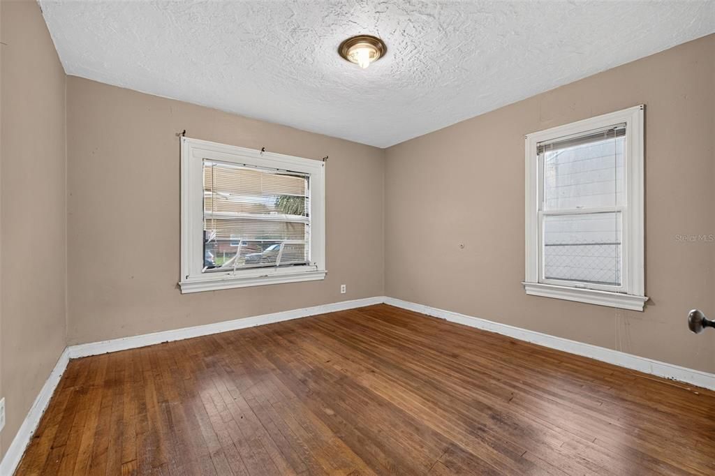For Sale: $185,000 (2 beds, 1 baths, 1080 Square Feet)