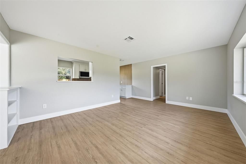 For Sale: $299,900 (3 beds, 2 baths, 1593 Square Feet)