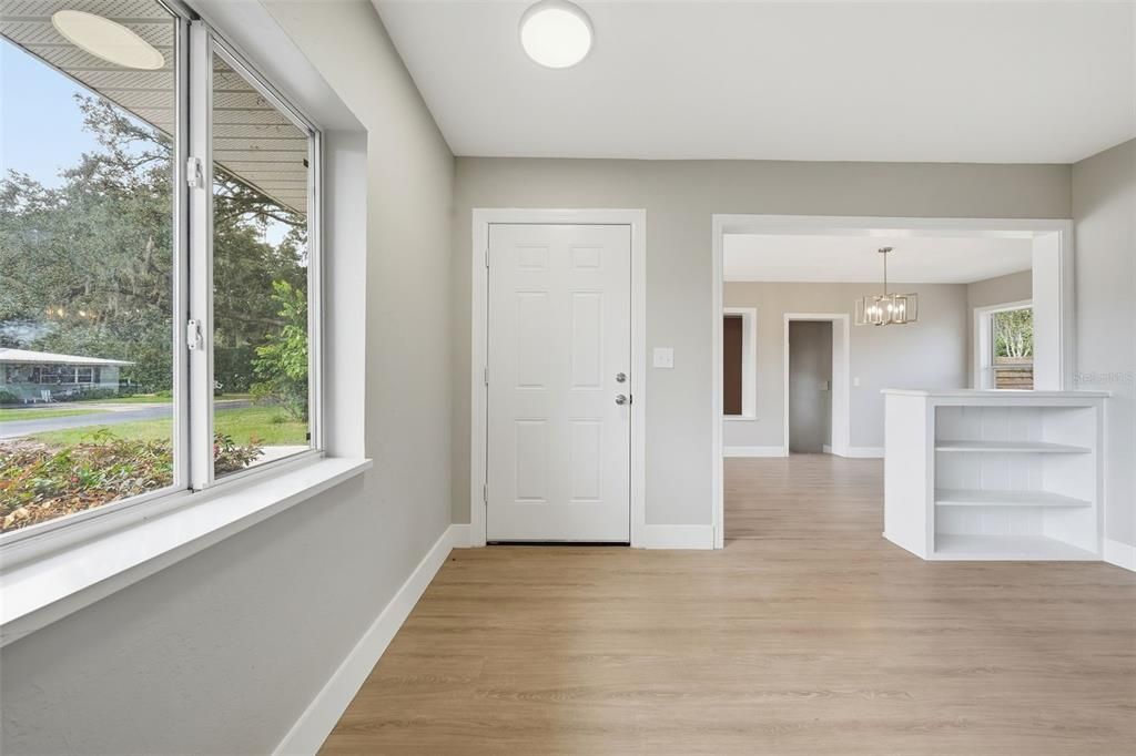 For Sale: $299,900 (3 beds, 2 baths, 1593 Square Feet)