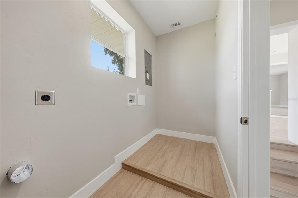 For Sale: $299,900 (3 beds, 2 baths, 1593 Square Feet)