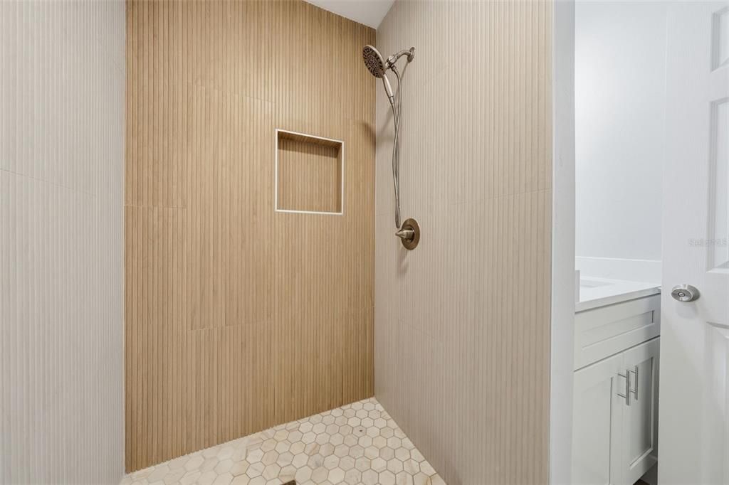 For Sale: $299,900 (3 beds, 2 baths, 1593 Square Feet)