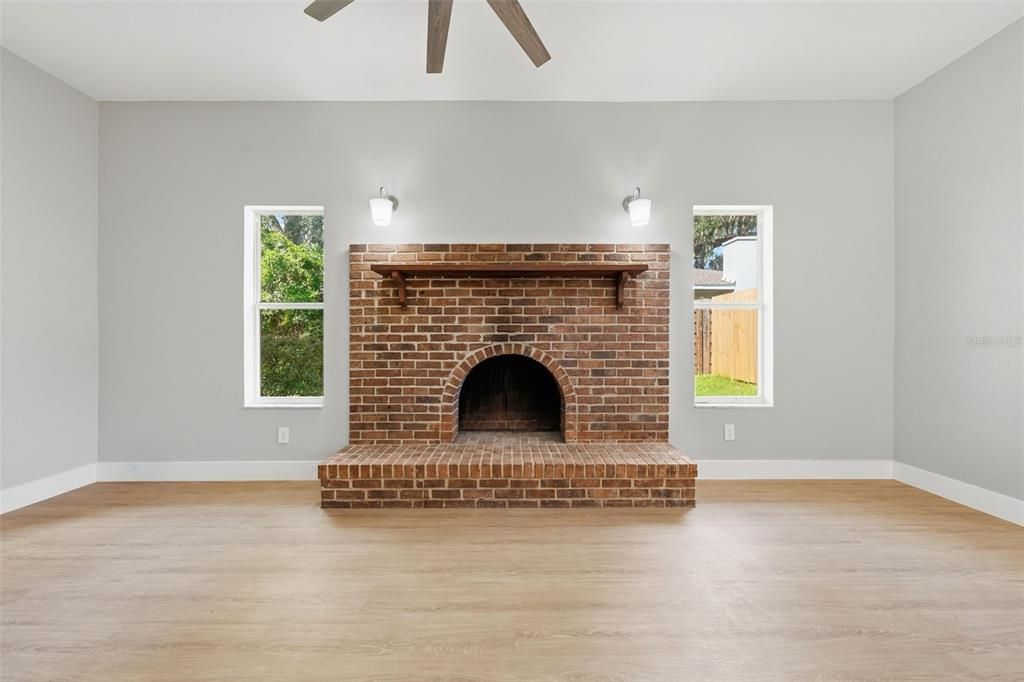 For Sale: $299,900 (3 beds, 2 baths, 1593 Square Feet)