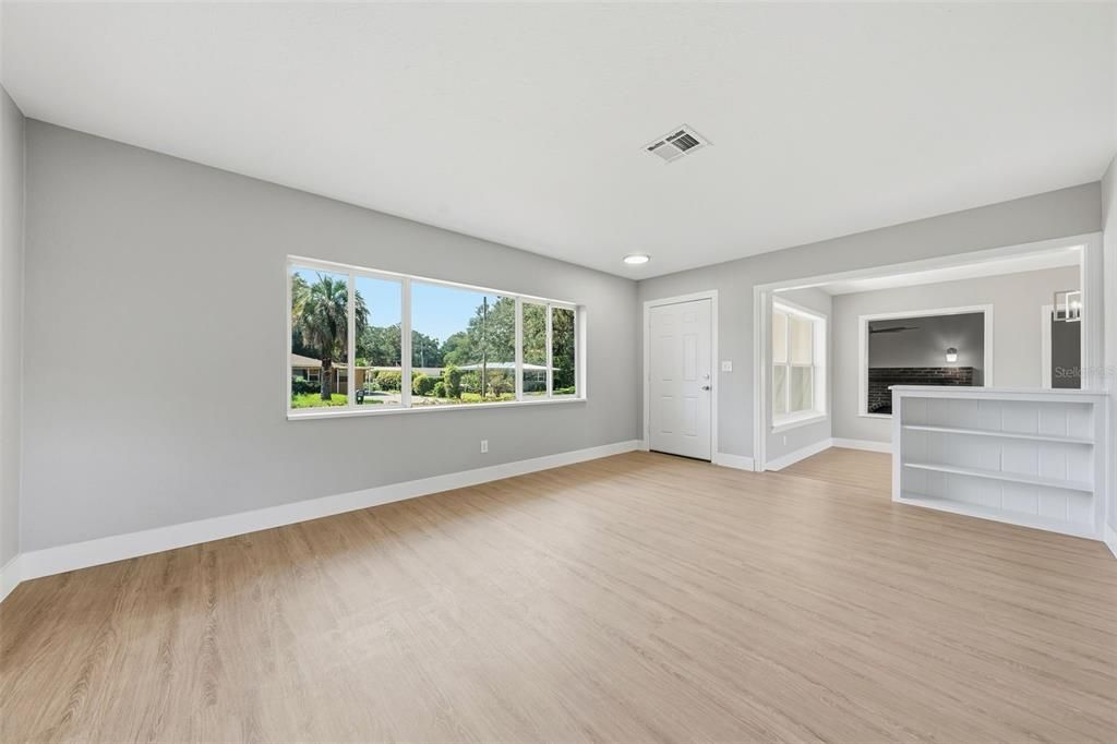 For Sale: $299,900 (3 beds, 2 baths, 1593 Square Feet)
