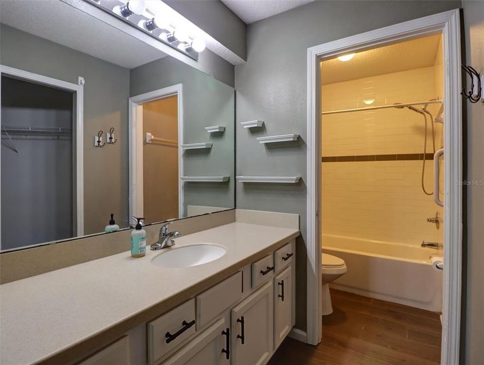 For Sale: $249,900 (3 beds, 2 baths, 1075 Square Feet)