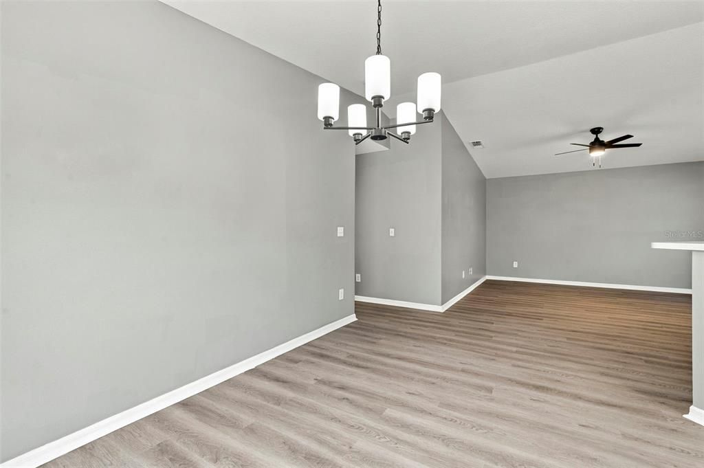 На продажу: $349,900 (3 спален, 2 ванн, 1200 Квадратных фут)