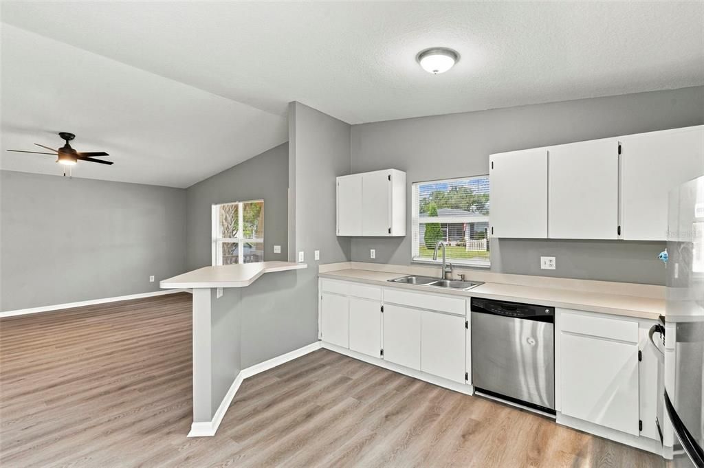 На продажу: $349,900 (3 спален, 2 ванн, 1200 Квадратных фут)