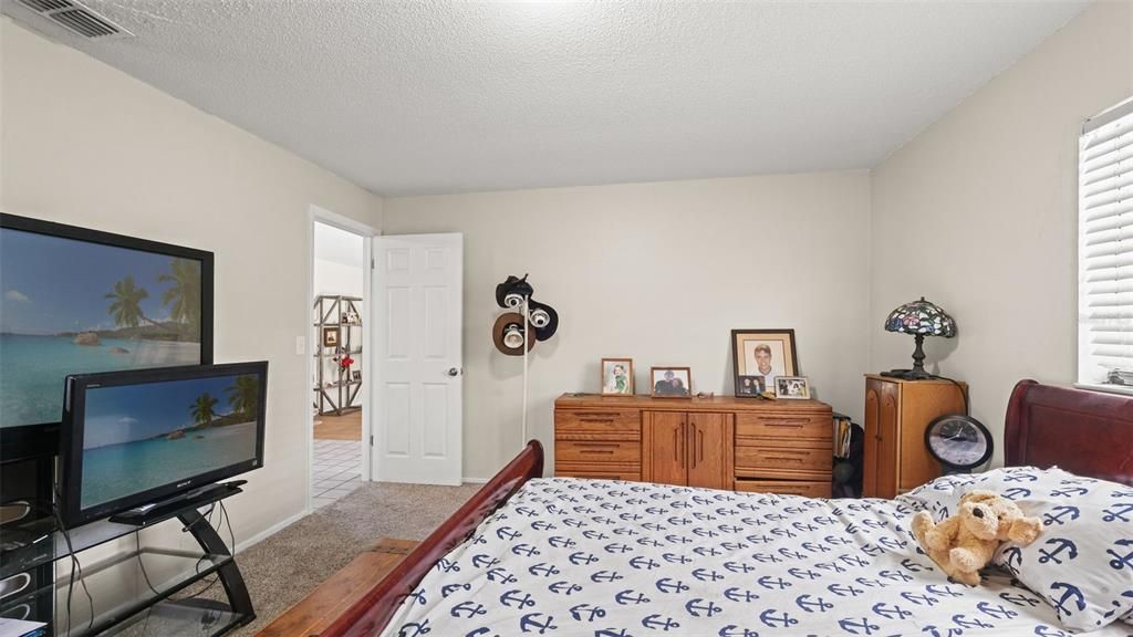 For Sale: $514,900 (5 beds, 2 baths, 2837 Square Feet)