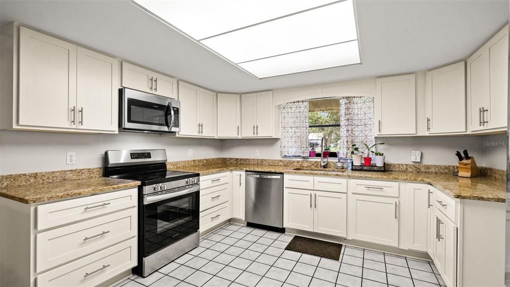 For Sale: $514,900 (5 beds, 2 baths, 2837 Square Feet)