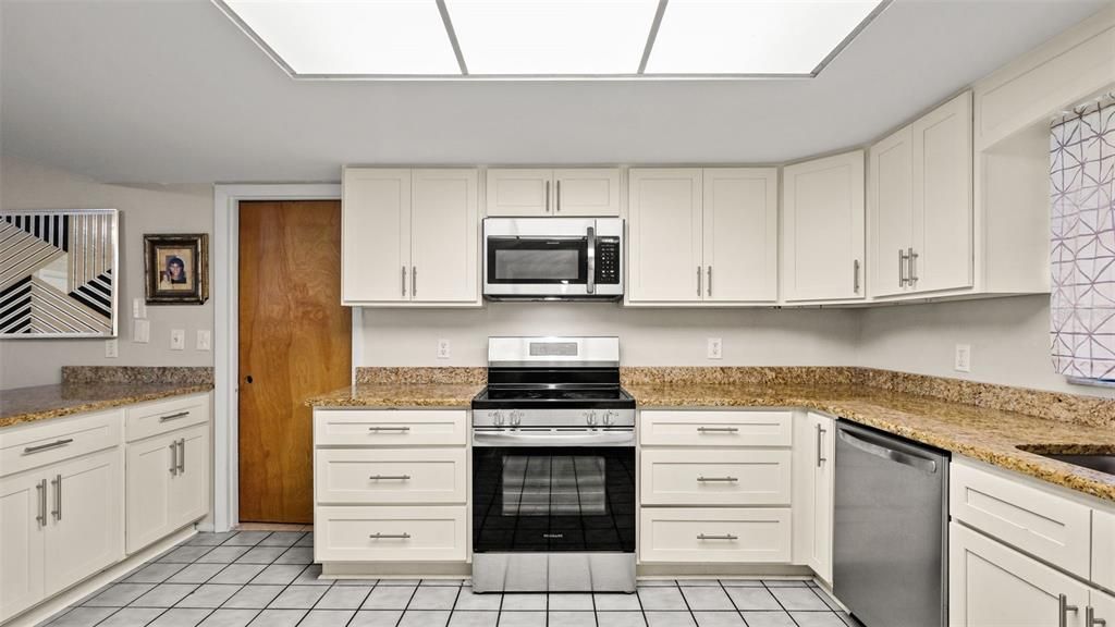 For Sale: $514,900 (5 beds, 2 baths, 2837 Square Feet)