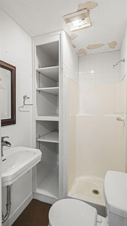 For Sale: $514,900 (5 beds, 2 baths, 2837 Square Feet)