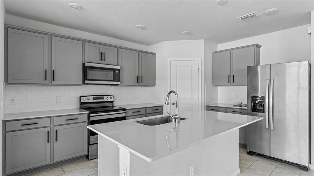 For Sale: $335,000 (3 beds, 2 baths, 1659 Square Feet)