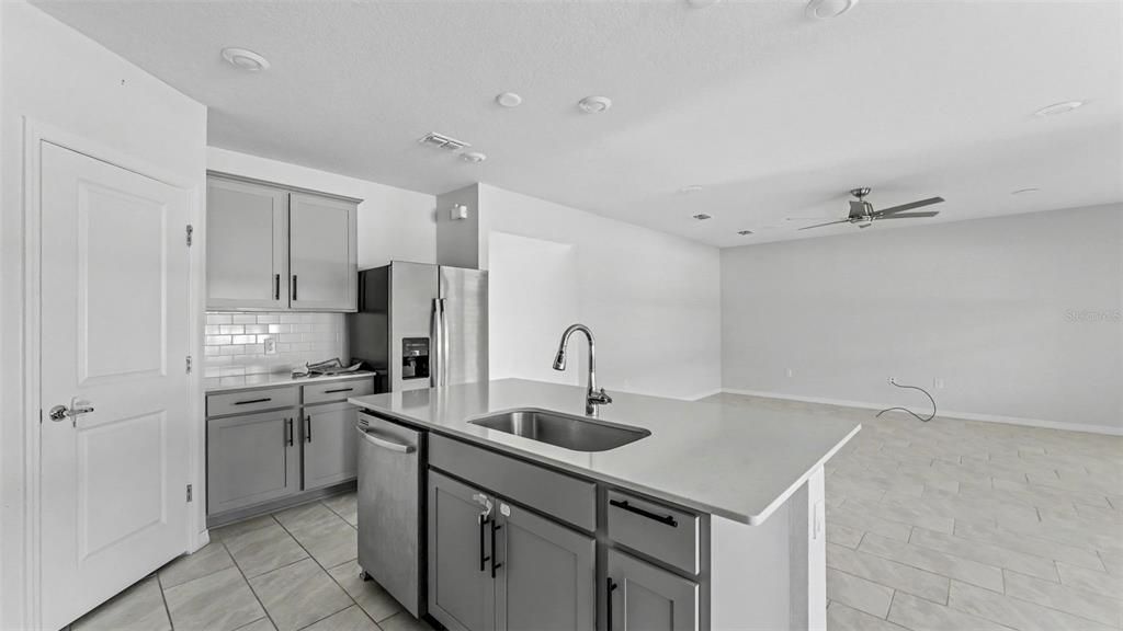 For Sale: $335,000 (3 beds, 2 baths, 1659 Square Feet)