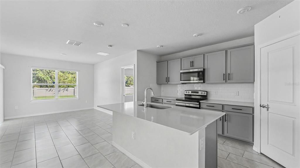For Sale: $335,000 (3 beds, 2 baths, 1659 Square Feet)