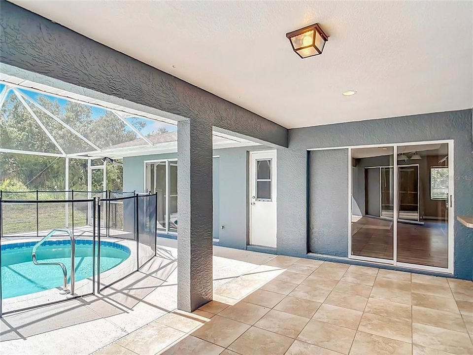 For Sale: $425,000 (3 beds, 2 baths, 2556 Square Feet)