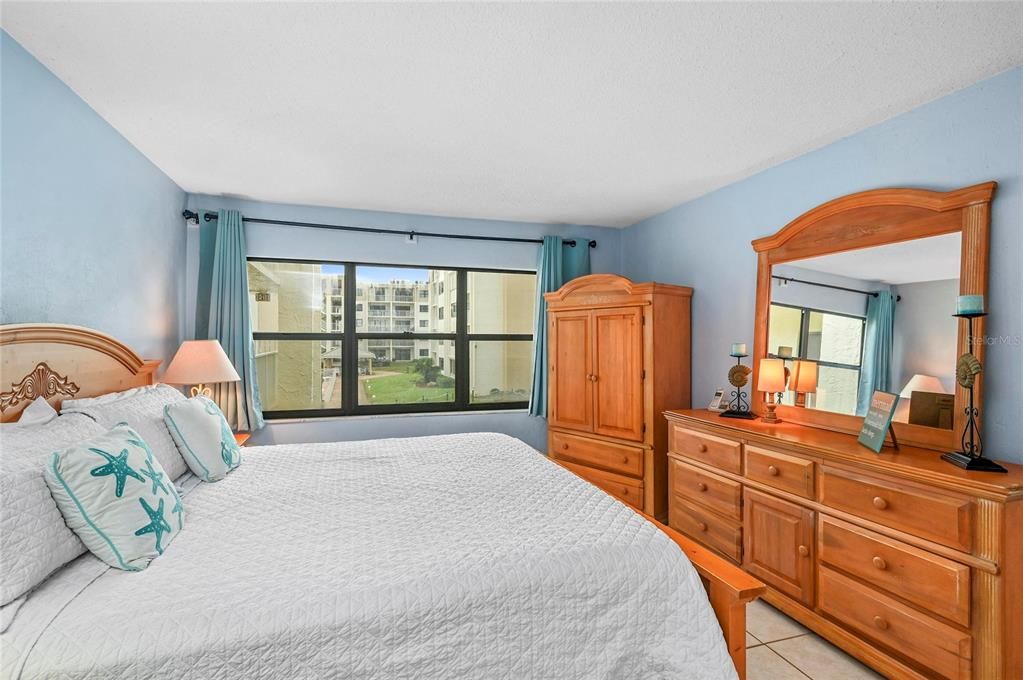 For Sale: $399,000 (2 beds, 2 baths, 1000 Square Feet)