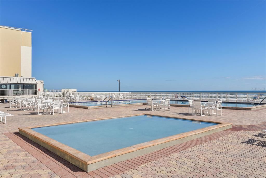 For Sale: $399,000 (2 beds, 2 baths, 1000 Square Feet)