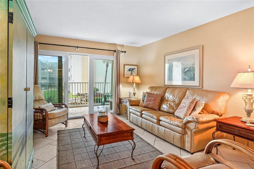 For Sale: $399,000 (2 beds, 2 baths, 1000 Square Feet)