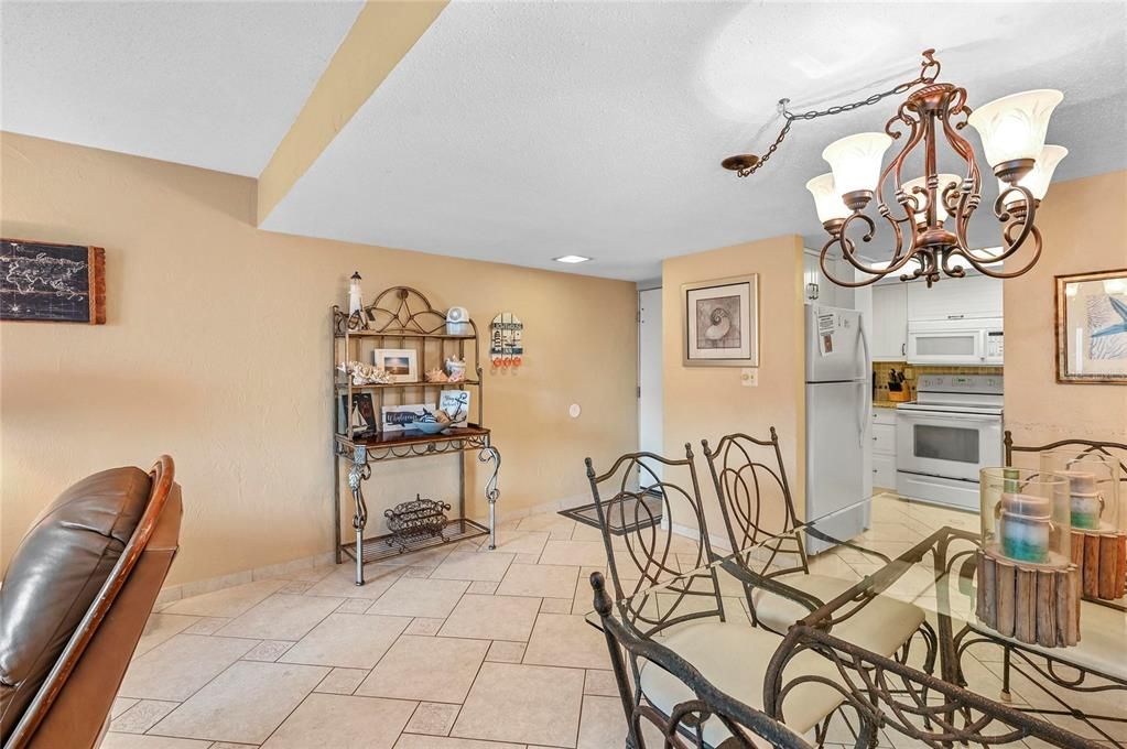 For Sale: $399,000 (2 beds, 2 baths, 1000 Square Feet)