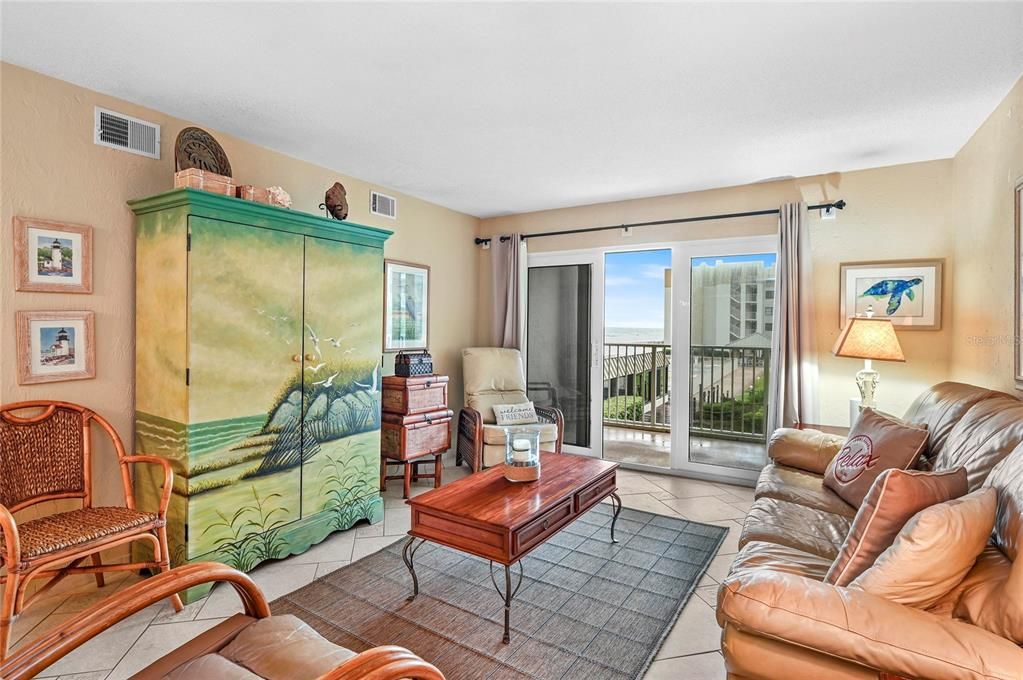 For Sale: $399,000 (2 beds, 2 baths, 1000 Square Feet)