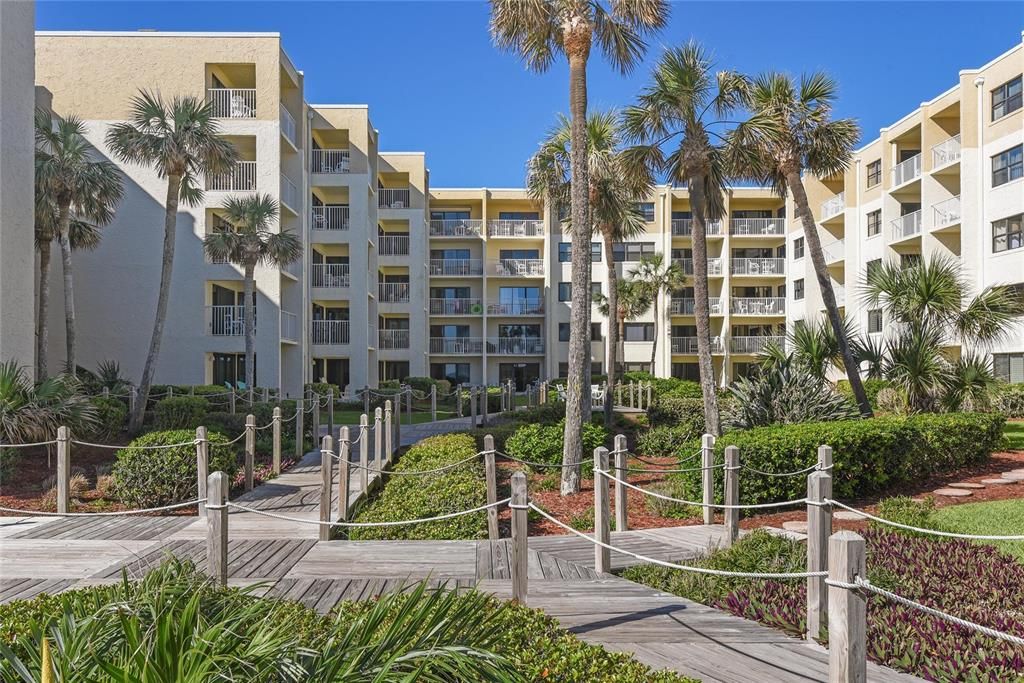 For Sale: $399,000 (2 beds, 2 baths, 1000 Square Feet)