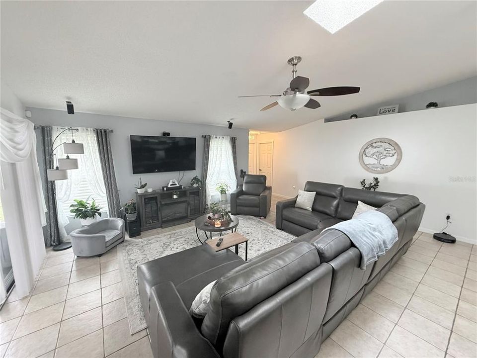 En Venta: $459,900 (4 camas, 3 baños, 2292 Pies cuadrados)