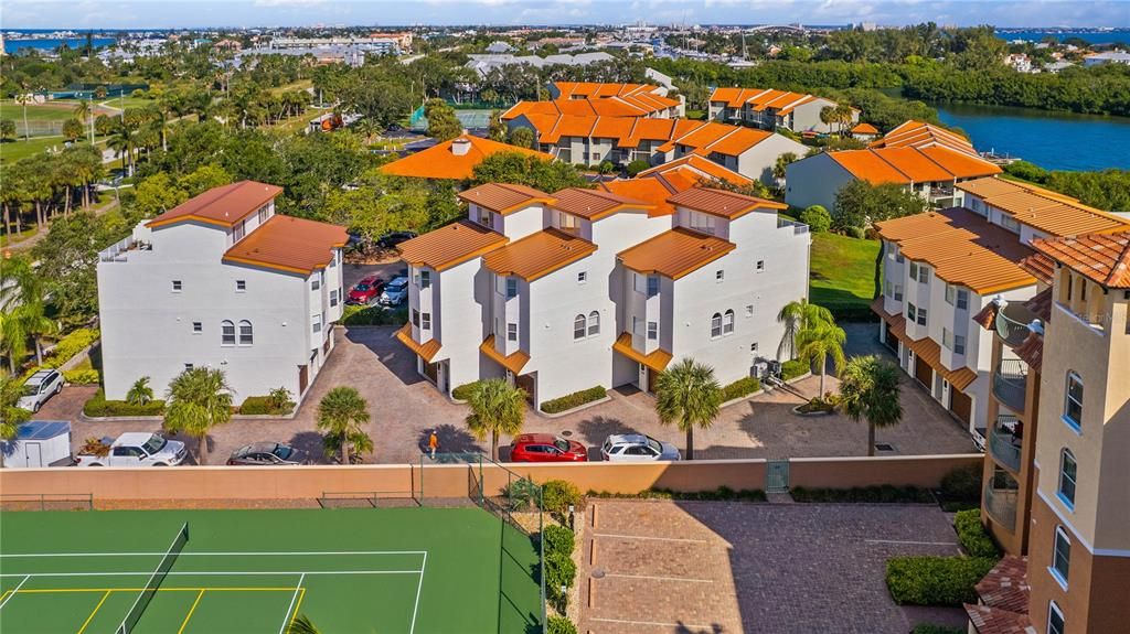 En Venta: $725,000 (3 camas, 3 baños, 2100 Pies cuadrados)