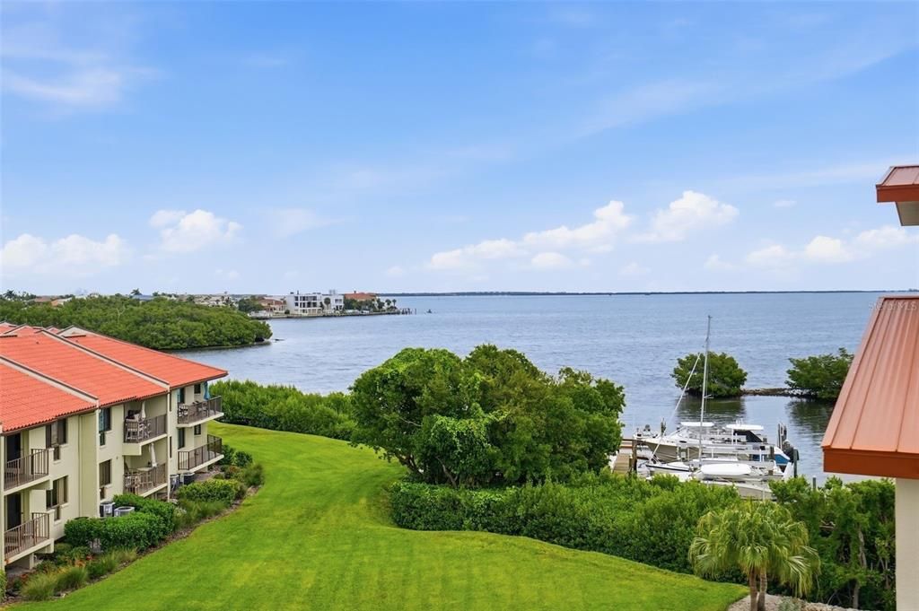 En Venta: $725,000 (3 camas, 3 baños, 2100 Pies cuadrados)