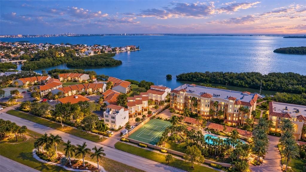 En Venta: $725,000 (3 camas, 3 baños, 2100 Pies cuadrados)
