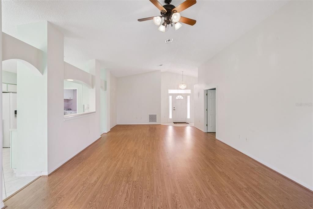 En Venta: $315,000 (3 camas, 2 baños, 1869 Pies cuadrados)