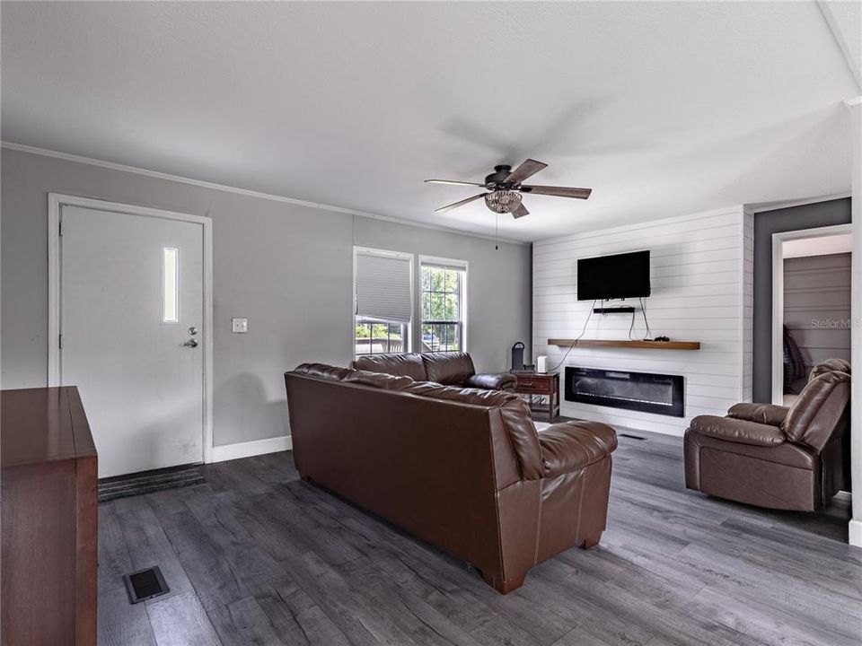 For Sale: $595,900 (3 beds, 2 baths, 1456 Square Feet)