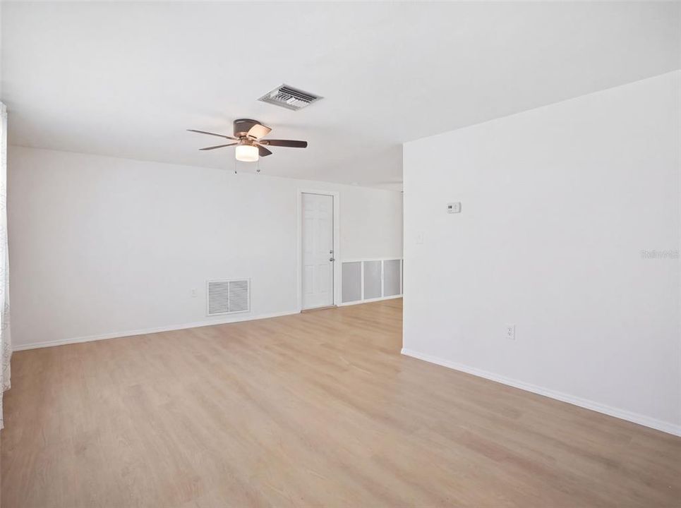 For Sale: $229,900 (2 beds, 1 baths, 1122 Square Feet)