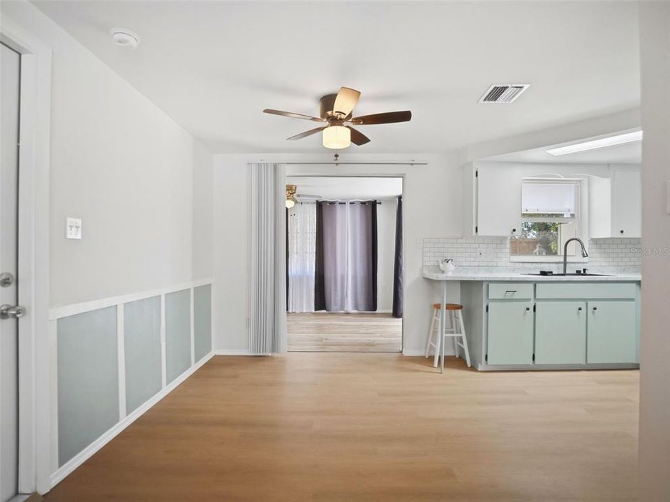 For Sale: $229,900 (2 beds, 1 baths, 1122 Square Feet)