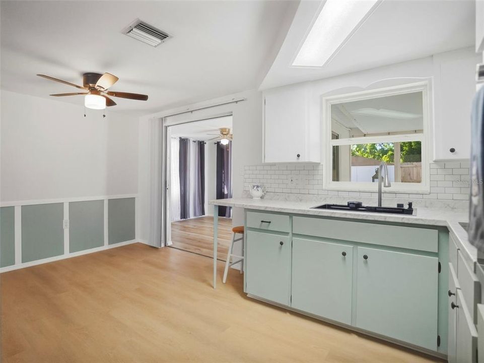 For Sale: $229,900 (2 beds, 1 baths, 1122 Square Feet)
