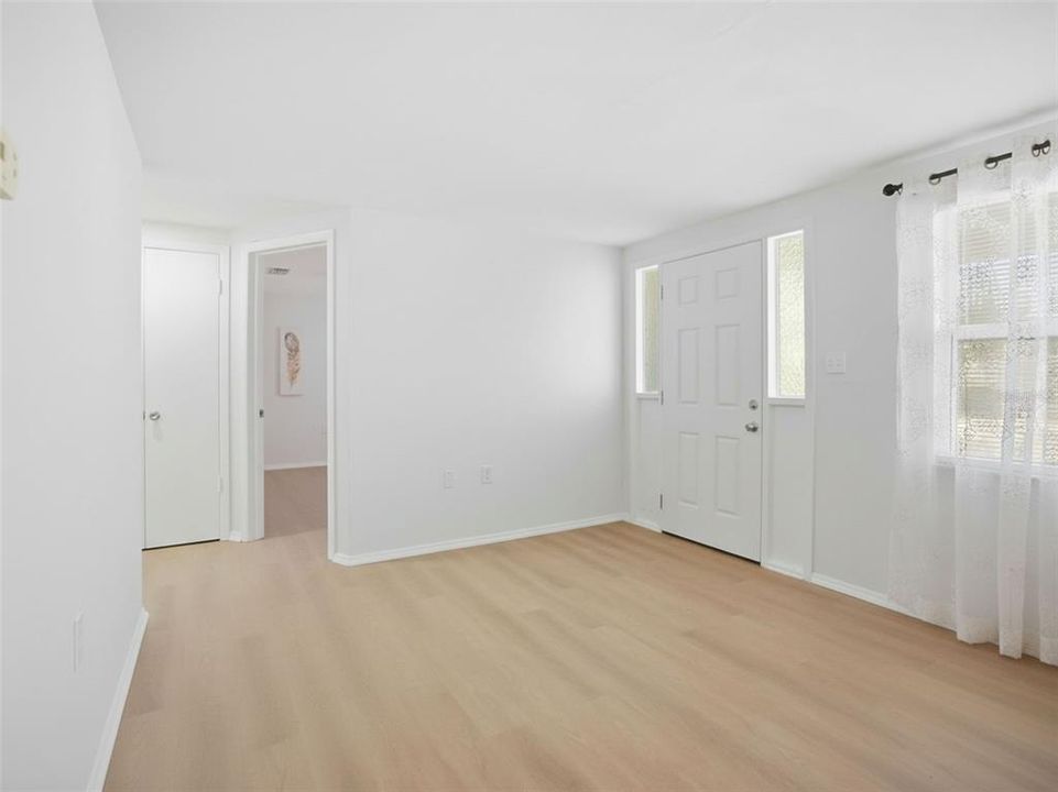 For Sale: $229,900 (2 beds, 1 baths, 1122 Square Feet)