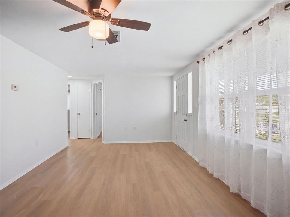 For Sale: $229,900 (2 beds, 1 baths, 1122 Square Feet)