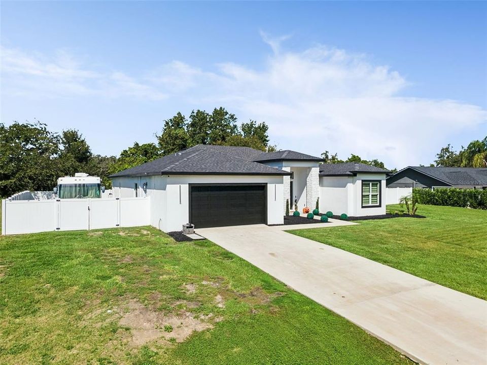 For Sale: $570,000 (4 beds, 3 baths, 2416 Square Feet)