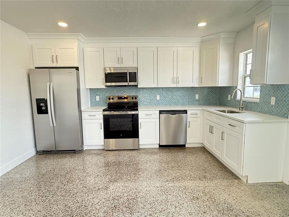 For Rent: $2,000 (1 beds, 1 baths, 646 Square Feet)