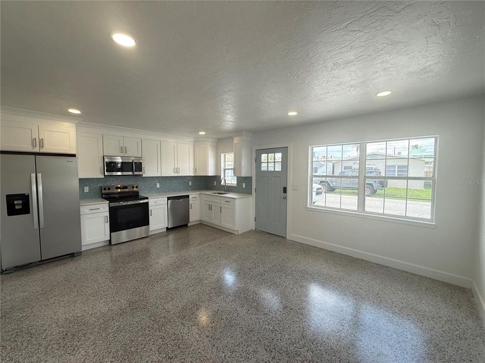 For Rent: $2,000 (1 beds, 1 baths, 646 Square Feet)