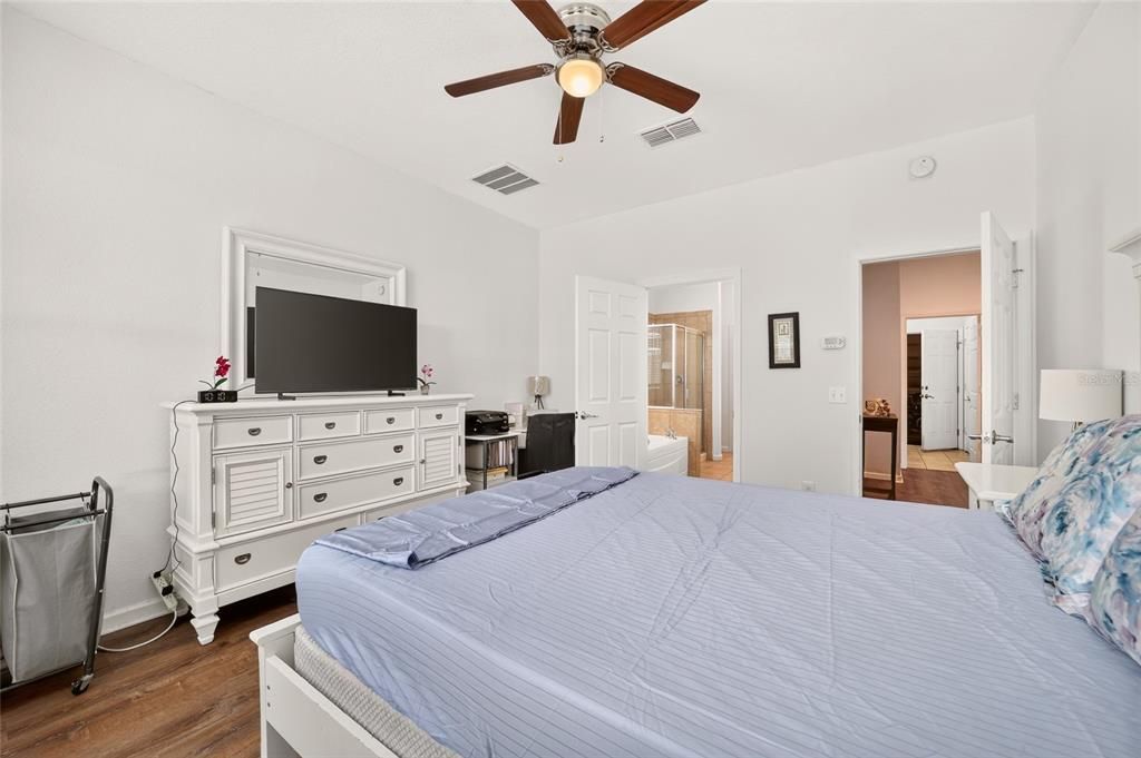 For Sale: $349,900 (4 beds, 2 baths, 2386 Square Feet)