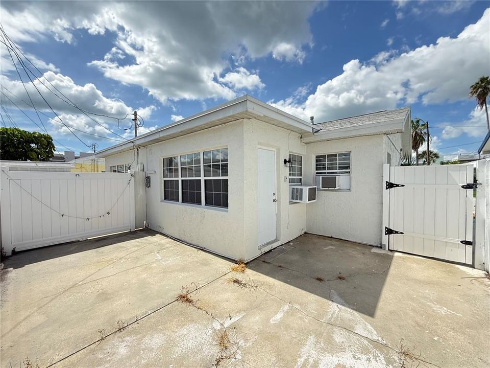 For Rent: $2,000 (1 beds, 1 baths, 646 Square Feet)