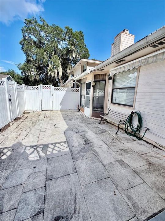 For Sale: $199,900 (2 beds, 2 baths, 1060 Square Feet)