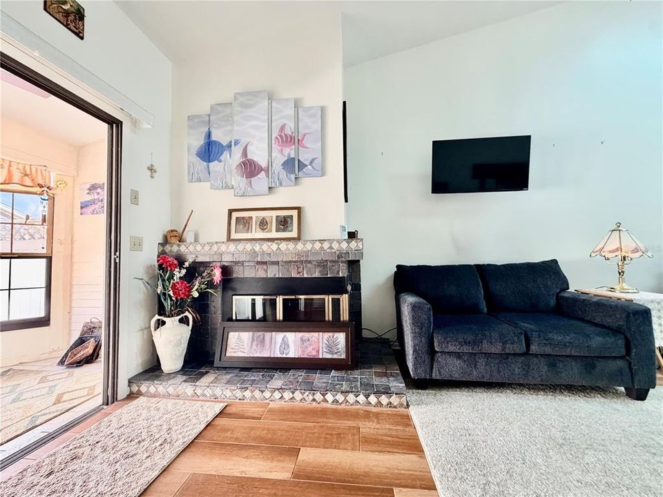 For Sale: $199,900 (2 beds, 2 baths, 1060 Square Feet)