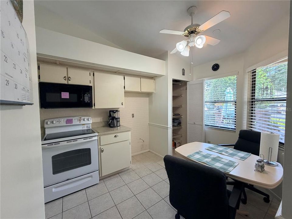 For Sale: $199,900 (2 beds, 2 baths, 1060 Square Feet)